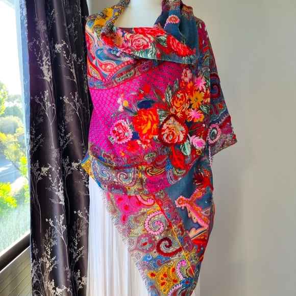 Floral wool embroidered scarf - Picture 2 of 7